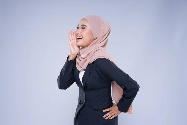 Ritratto Mezza Lunghezza Attraente Donna Affari Musulmana Che Indossa Hijab — Foto Stock