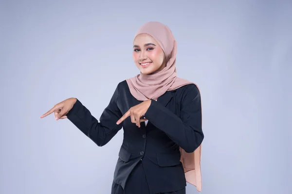 Retrato Media Longitud Una Atractiva Mujer Negocios Musulmana Que Llevaba —  Fotos de Stock