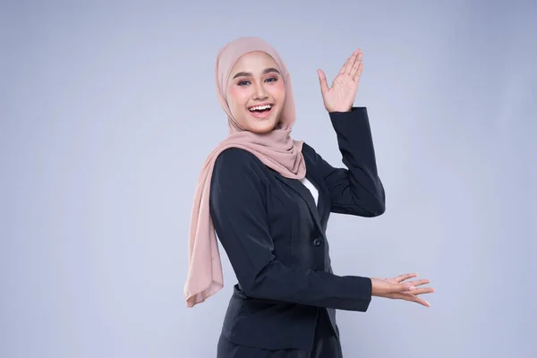 Halva Längden Porträtt Attraktiv Muslimsk Affärskvinna Bär Hijab Med Blandade — Stockfoto