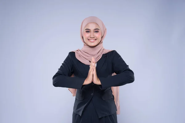 Μισού Μήκους Πορτραίτο Μιας Ελκυστικής Μουσουλμάνας Επιχειρηματία Που Φοράει Μαντίλα — Φωτογραφία Αρχείου
