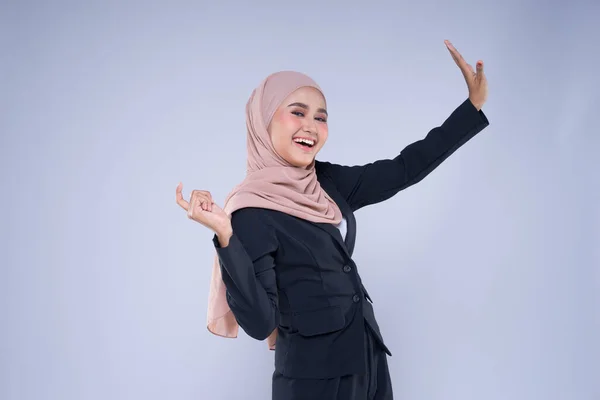 Halve Lengte Portret Van Een Aantrekkelijke Moslim Zakenvrouw Dragen Hijab — Stockfoto