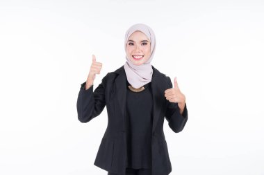 Beyaz arka planda izole edilmiş karışık pozlar ve jestlerle tesettüre girmiş çekici bir Müslüman iş kadınının yarım boy portresi. Şirket, teknoloji, iş ya da finans için görüntü kesimi.