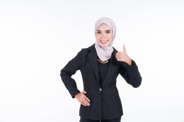 Beyaz arka planda izole edilmiş karışık pozlar ve jestlerle tesettüre girmiş çekici bir Müslüman iş kadınının yarım boy portresi. Şirket, teknoloji, iş ya da finans için görüntü kesimi.
