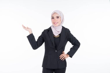 Beyaz arka planda izole edilmiş karışık pozlar ve jestlerle tesettüre girmiş çekici bir Müslüman iş kadınının yarım boy portresi. Şirket, teknoloji, iş ya da finans için görüntü kesimi.