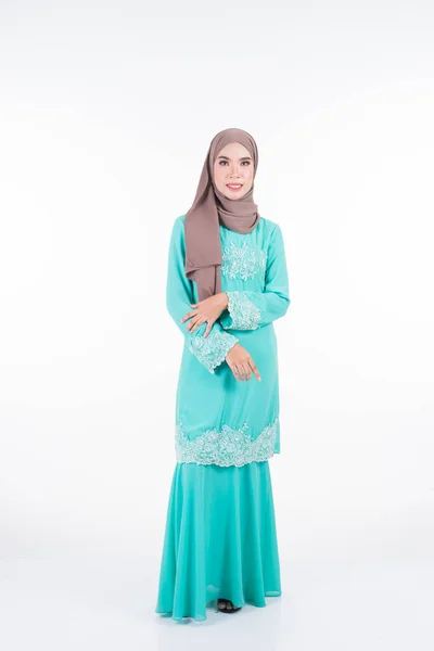 Modelo Muçulmano Feminino Bonito Várias Poses Vestindo Kurung Moderno Hijab — Fotografia de Stock