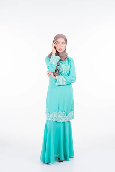 Modelo Muçulmano Feminino Bonito Várias Poses Vestindo Kurung Moderno Hijab — Fotografia de Stock