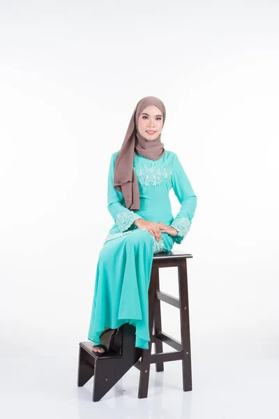 Modelo Muçulmano Feminino Bonito Várias Poses Vestindo Kurung Moderno Hijab — Fotografia de Stock