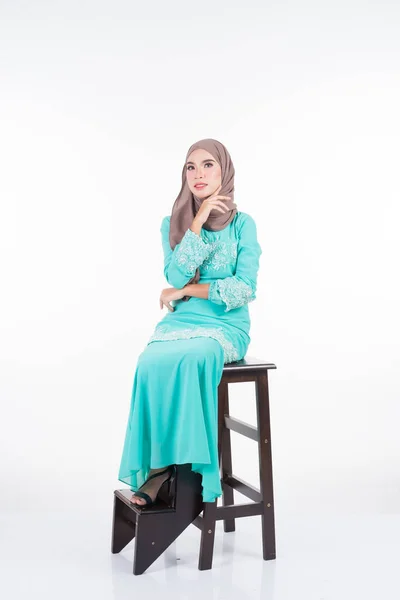 Modelo Muçulmano Feminino Bonito Várias Poses Vestindo Kurung Moderno Hijab — Fotografia de Stock