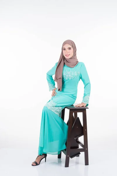 Hermosa Modelo Musulmana Femenina Varias Poses Con Kurung Moderno Hijab — Foto de Stock