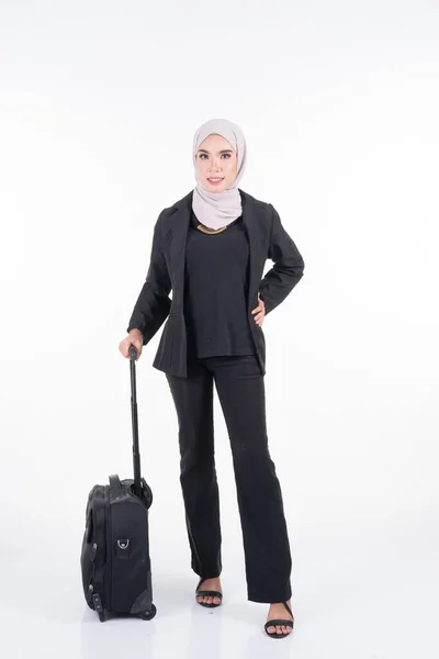 Mulher Negócios Muçulmana Viagem Negócios Com Bagagem Isolada Fundo Branco — Fotografia de Stock