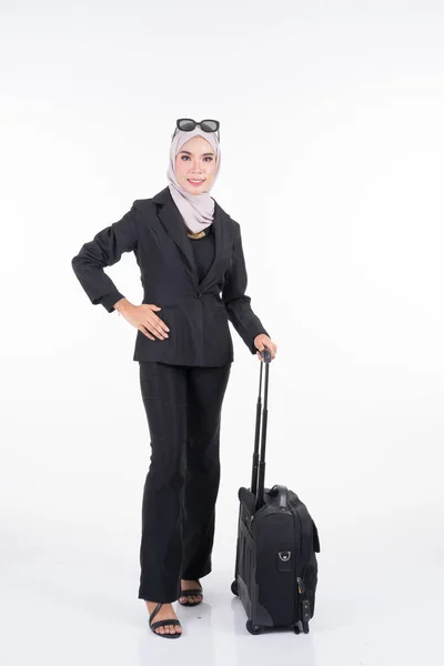 Mulher Negócios Muçulmana Viagem Negócios Com Bagagem Isolada Fundo Branco — Fotografia de Stock