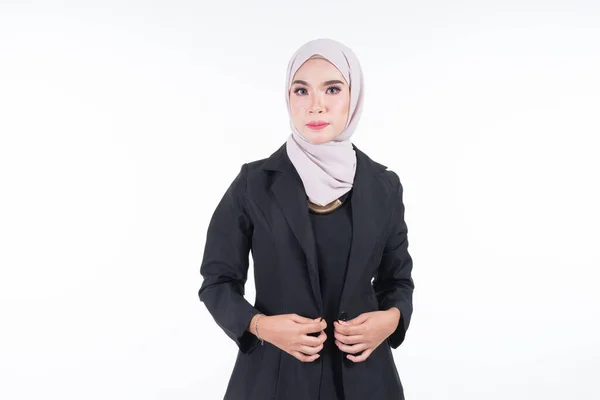 Retrato Metade Comprimento Uma Mulher Negócios Muçulmana Atraente Vestindo Hijab — Fotografia de Stock