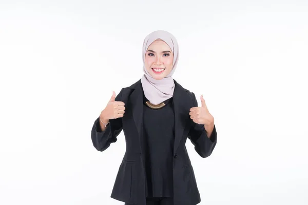 Retrato Metade Comprimento Uma Mulher Negócios Muçulmana Atraente Vestindo Hijab — Fotografia de Stock