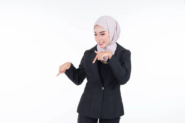 Halva Längd Porträtt Attraktiv Muslimsk Affärskvinna Bär Hijab Med Blandade — Stockfoto