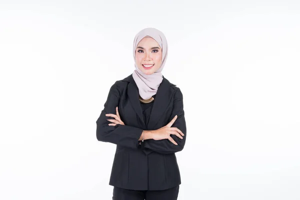 Retrato Metade Comprimento Uma Mulher Negócios Muçulmana Atraente Vestindo Hijab — Fotografia de Stock