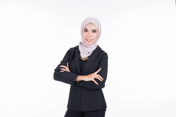 Retrato Metade Comprimento Uma Mulher Negócios Muçulmana Atraente Vestindo Hijab — Fotografia de Stock