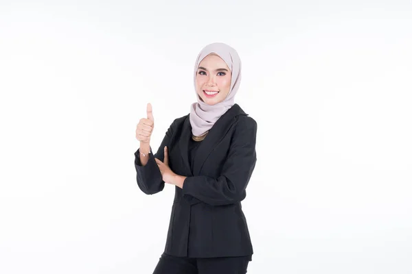 Retrato Metade Comprimento Uma Mulher Negócios Muçulmana Atraente Vestindo Hijab — Fotografia de Stock
