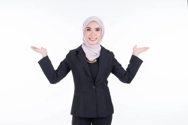 Halva Längd Porträtt Attraktiv Muslimsk Affärskvinna Bär Hijab Med Blandade — Stockfoto