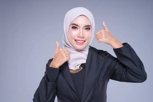 Potret Setengah Panjang Dari Seorang Wanita Pengusaha Muslim Yang Menarik — Stok Foto