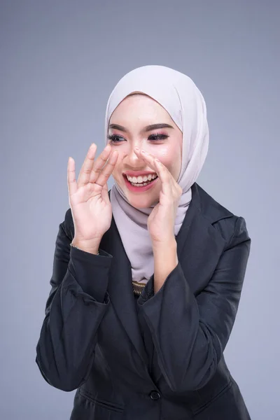 Félhosszú Portré Egy Vonzó Muszlim Üzletasszonyról Aki Hidzsábot Visel Vegyes — Stock Fotó