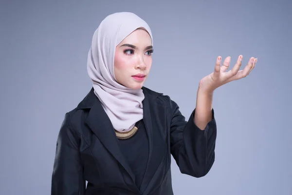 Retrato Metade Comprimento Uma Mulher Negócios Muçulmana Atraente Vestindo Hijab — Fotografia de Stock