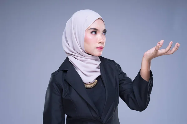 Retrato Metade Comprimento Uma Mulher Negócios Muçulmana Atraente Vestindo Hijab — Fotografia de Stock