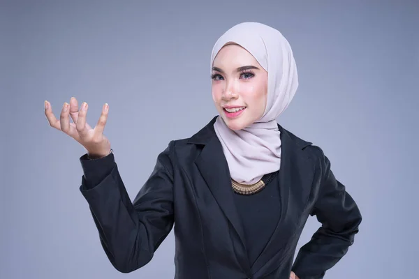 Half Length Portrait Attractive Muslim Businesswoman Wearing Hijab Tablet Gestures — Stock Photo, Image