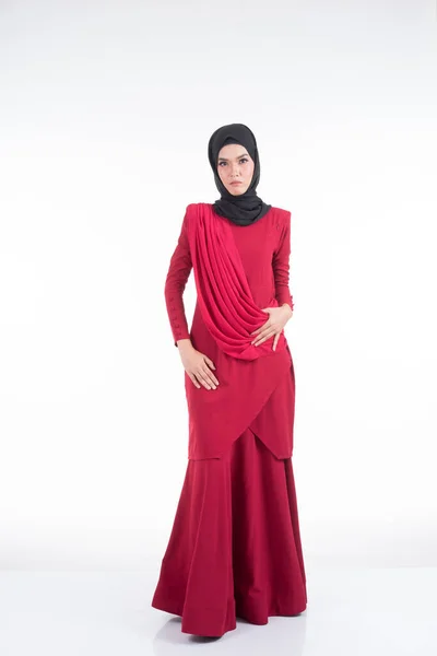 Красивая Азиатская Модель Различных Позах Красной Традиционной Малайзийской Одежде Изолирована — стоковое фото
