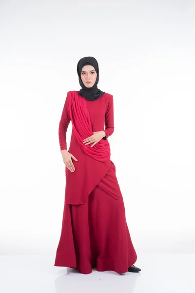 Piękna Azjatycka Modelka Różnych Pozach Ubrana Czerwone Malezyjskie Tradycyjne Zużycie — Zdjęcie stockowe