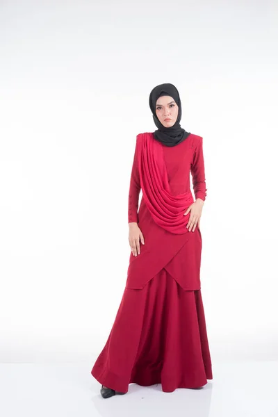 Красивая Азиатская Модель Различных Позах Красной Традиционной Малайзийской Одежде Изолирована — стоковое фото