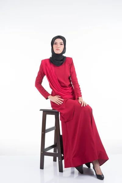Mooi Vrouwelijk Aziatisch Model Verschillende Poses Met Een Rode Maleisische — Stockfoto