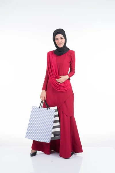 Modelo Feminino Asiático Bonito Vestido Tradicional Vermelho Carregando Sacos Compras — Fotografia de Stock