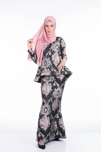 Красивая Азиатская Модель Различных Позах Традиционной Малайзийской Одежде Изолирована Белом — стоковое фото