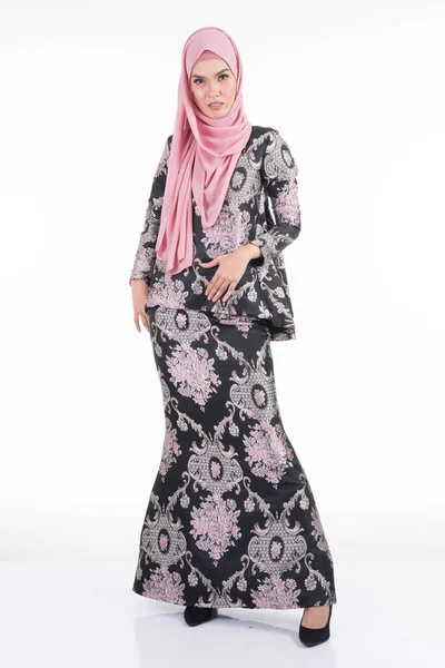Bella Modella Asiatica Varie Pose Indossando Abbigliamento Tradizionale Malese Isolato — Foto Stock