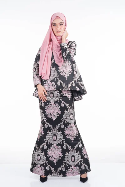 Piękna Azjatycka Modelka Różnych Pozach Ubrana Malezyjskie Tradycyjne Zużycie Odizolowane — Zdjęcie stockowe