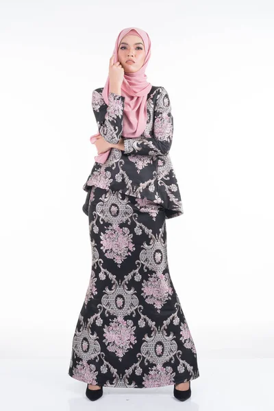 Linda Modelo Asiática Feminina Várias Poses Vestindo Desgaste Tradicional Malaio — Fotografia de Stock
