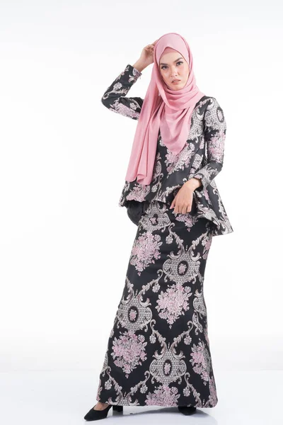 Красивая Азиатская Модель Различных Позах Традиционной Малайзийской Одежде Изолирована Белом — стоковое фото