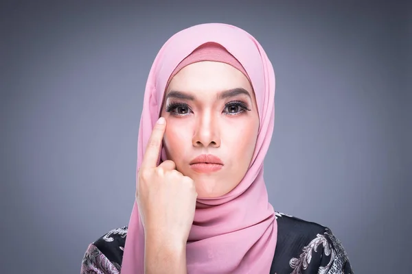 Портрет Красивой Мусульманской Модели Традиционном Азиатском Мусульманском Платье Изолированном Сером — стоковое фото