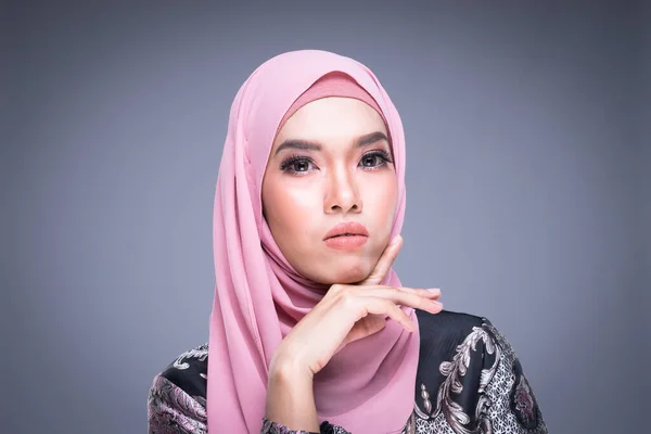 Potret Kepala Model Wanita Muslim Yang Cantik Dengan Pakaian Tradisional — Stok Foto