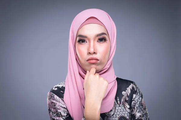 Retrato Headshot Uma Bela Modelo Feminina Muçulmana Vestido Tradicional Muçulmano — Fotografia de Stock