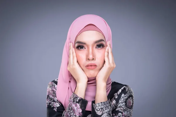 灰色の背景に隔離されたアジアのイスラム教徒の伝統的なドレスで美しいイスラム教徒の女性モデルのヘッドショットの肖像画 Eidul Fitriファッションとライフスタイルの肖像コンセプト — ストック写真