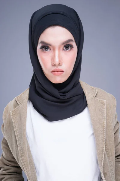 穿着休闲装和头巾的漂亮的穆斯林女性模特 灰色背景的穆斯林妇女的都市生活方式服装 美感和都市头巾流行的概念 半长肖像画 — 图库照片