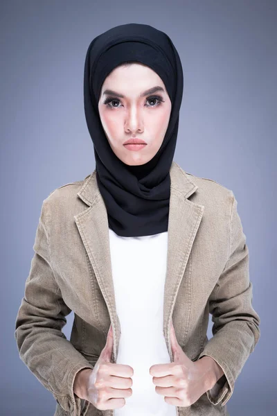 穿着休闲装和头巾的漂亮的穆斯林女性模特 灰色背景的穆斯林妇女的都市生活方式服装 美感和都市头巾流行的概念 半长肖像画 — 图库照片