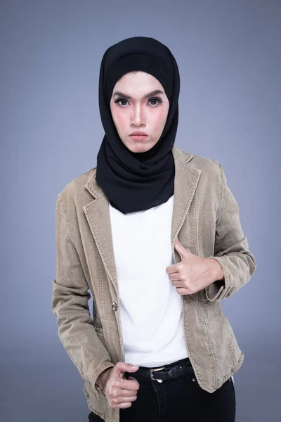 Piękna Muzułmańska Modelka Luźnym Stroju Hidżabie Miejski Styl Życia Dla — Zdjęcie stockowe