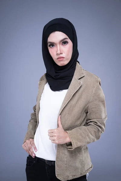 Hermosa Modelo Femenina Musulmana Ropa Casual Hijab Ropa Estilo Vida —  Fotos de Stock