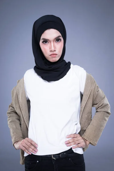 Mooi Moslim Vrouwelijk Model Casual Kleding Hijab Stedelijke Levensstijl Kleding — Stockfoto