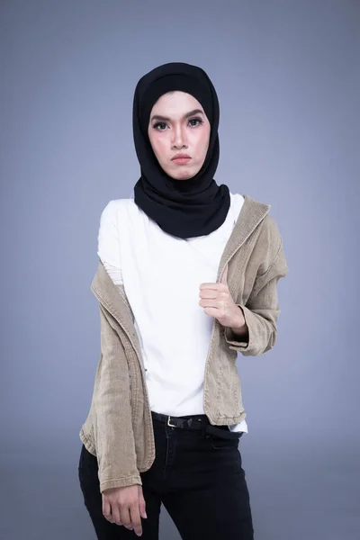 カジュアルな服装で美しいイスラム教徒の女性モデルとヒジャーブ 灰色の背景に隔離されたイスラム教徒の女性のための都市生活アパレル 美しさと都市ヒジャーブファッションの概念 半角像 — ストック写真