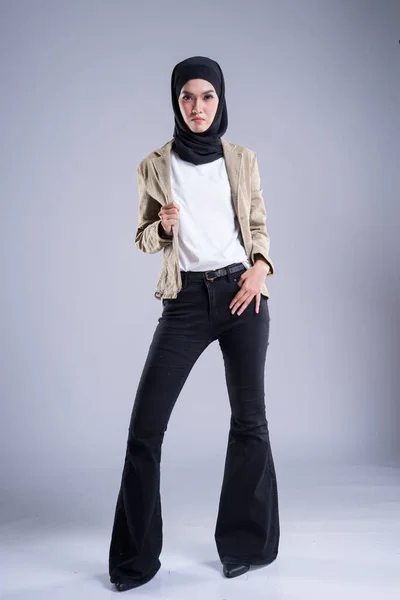 Ritratto Alta Moda Una Donna Asiatica Musulmana Top Casual Jeans — Foto Stock