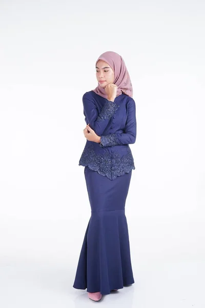 一位漂亮的穆斯林女模特 身穿深蓝色的现代木瓜 头戴头巾 是亚洲穆斯林传统服饰 背景为白色 Eidul Fitri时尚和生活方式肖像画概念 — 图库照片