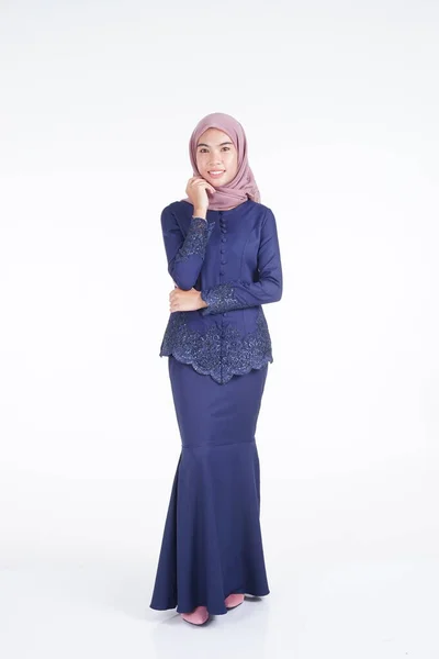 Seorang Model Wanita Muslim Yang Cantik Mengenakan Kebaya Modern Biru — Stok Foto